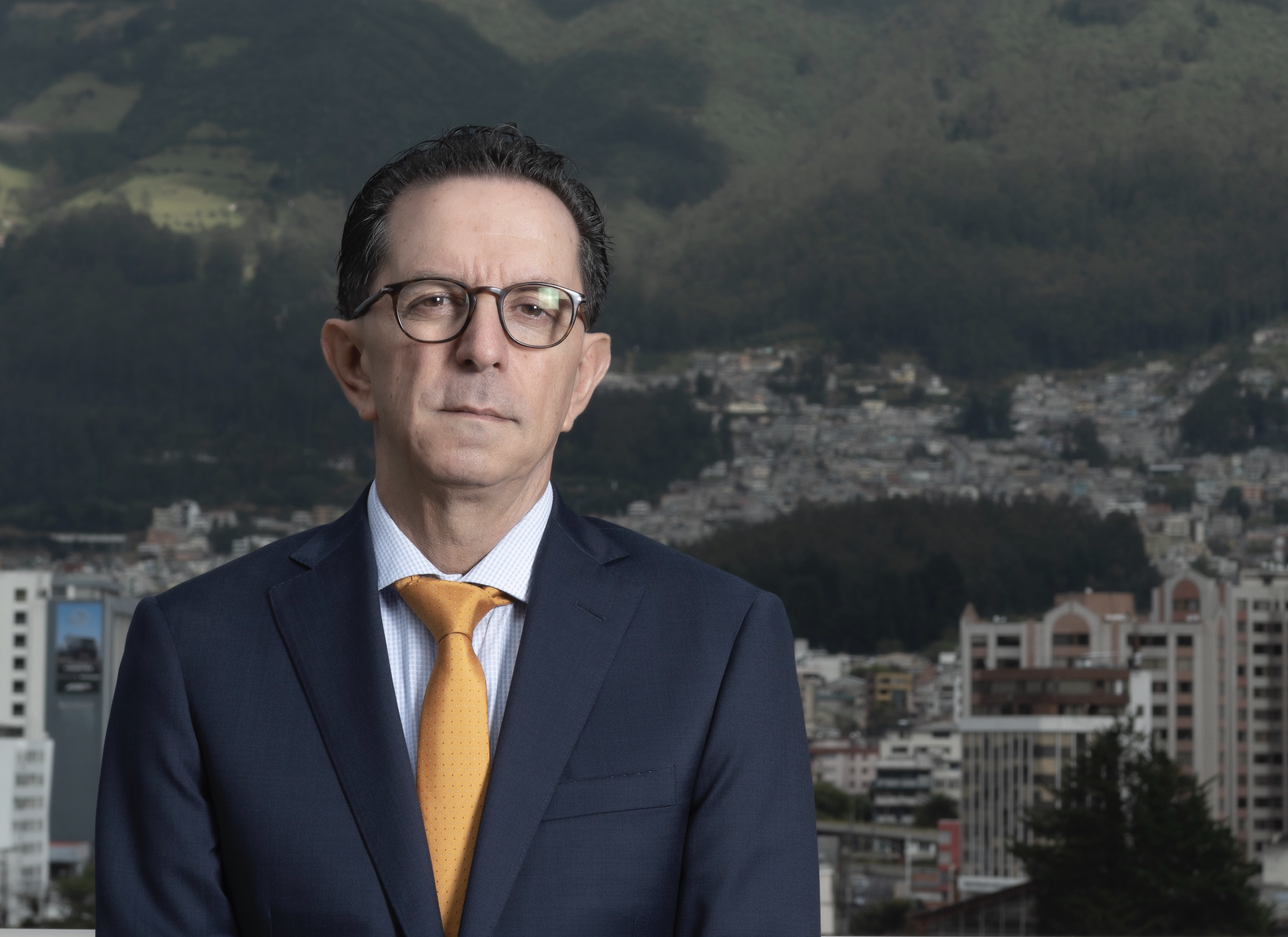 Headshot of Roberto Izurieta